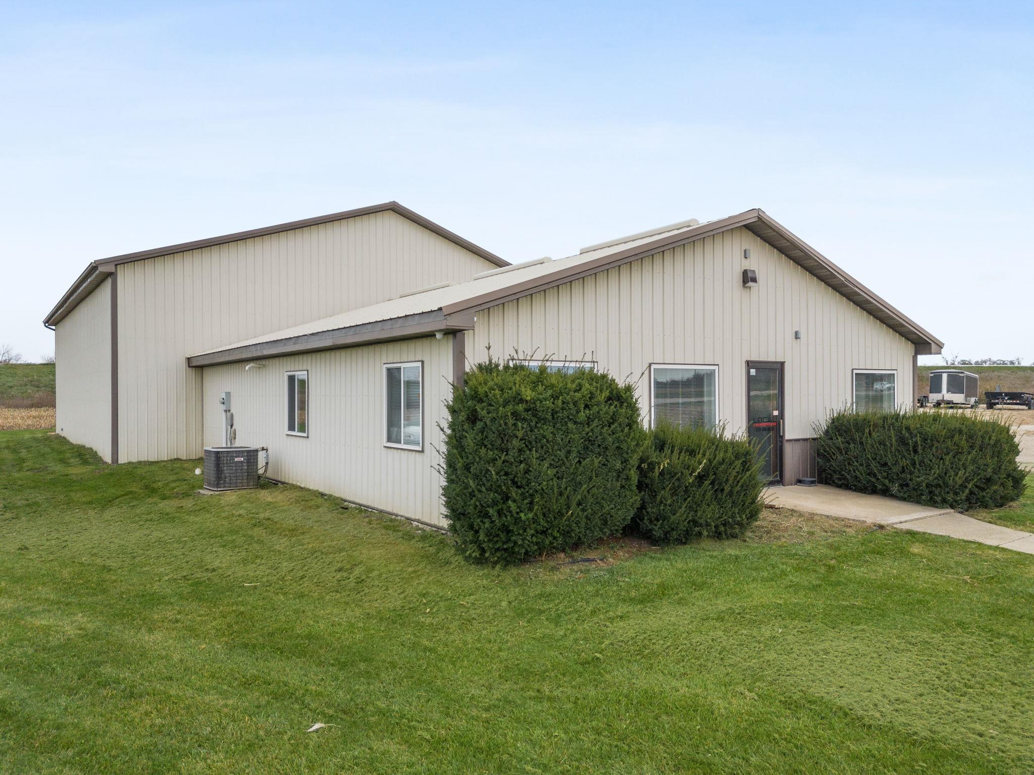 4299 Lewis Access Rd, Center Point, IA 52213