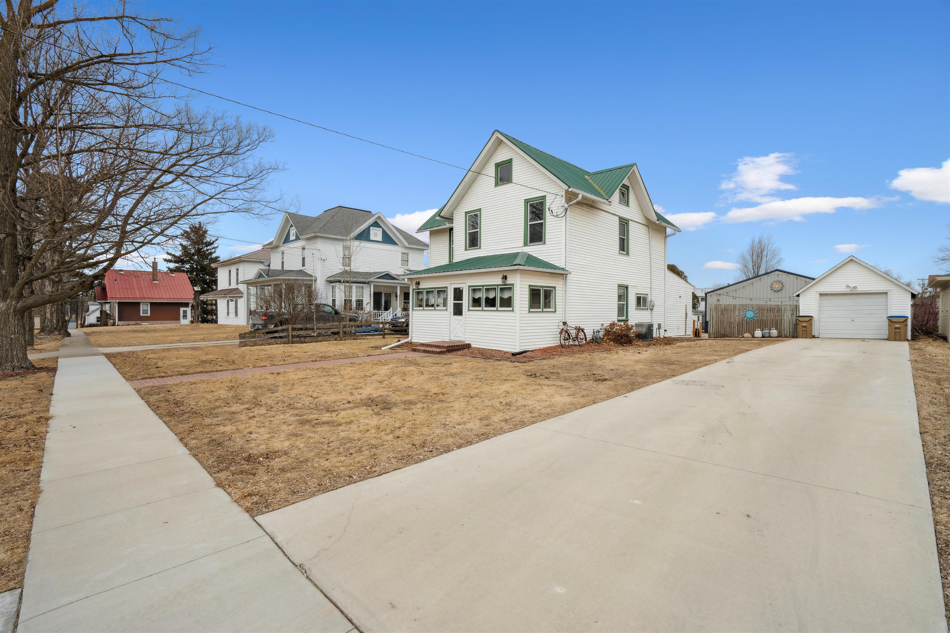 107 W Elm St, Strawberry Point, IA 52076