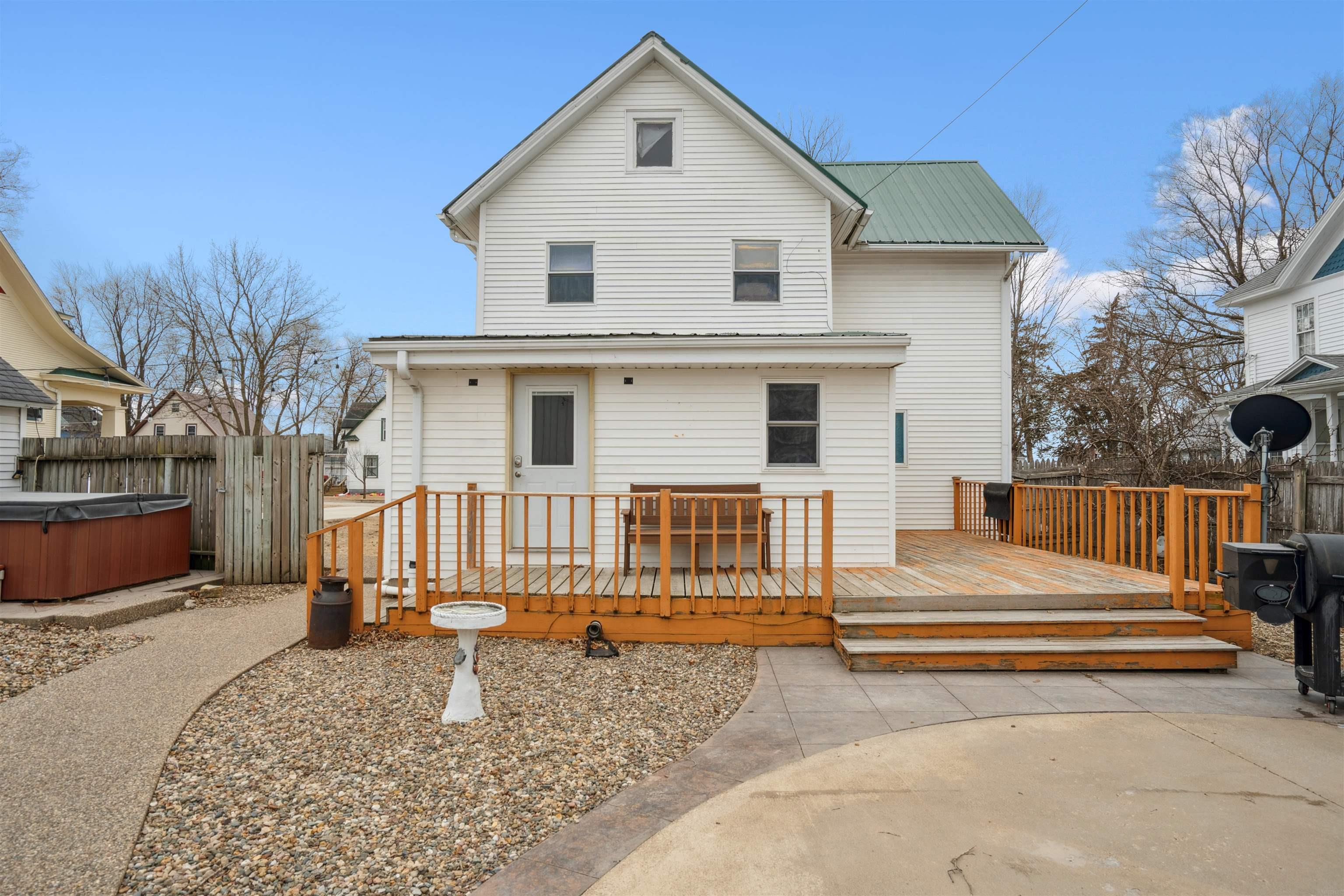 107 W Elm St, Strawberry Point, IA 52076