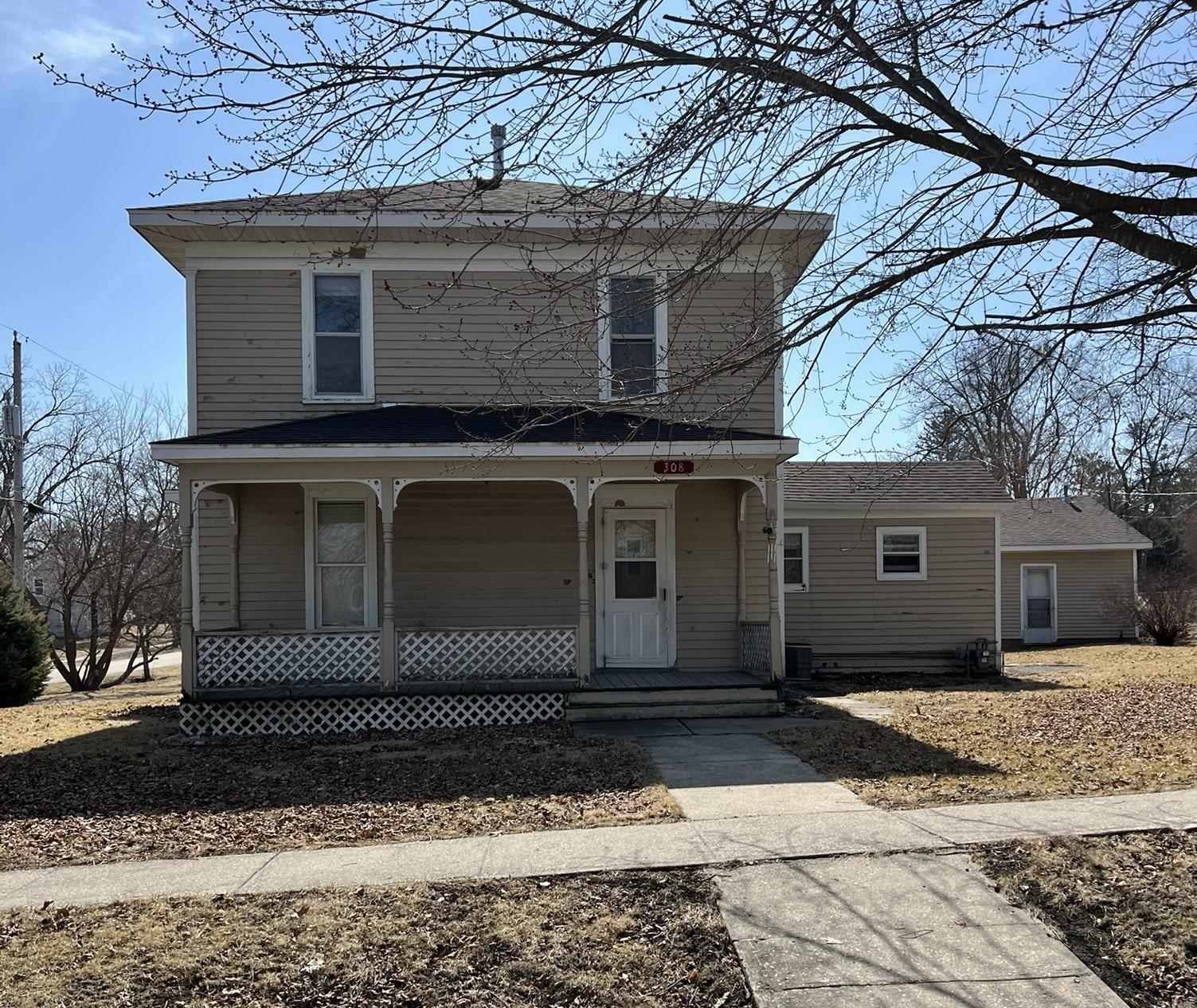 308 E State St, Fayette, IA 52142